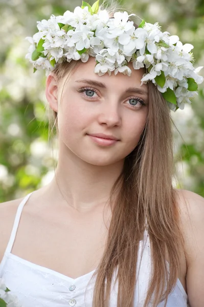 Chica en flor corona de manzana — Foto de Stock