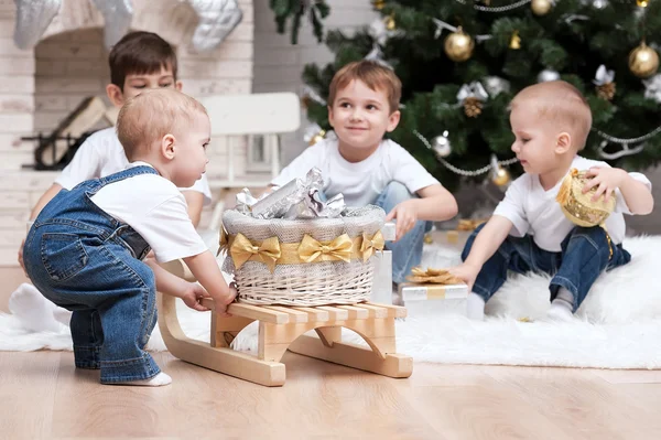 Barn med julklappar — Stockfoto