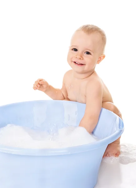 Маленький хлопчик купається в ванні з піною — стокове фото