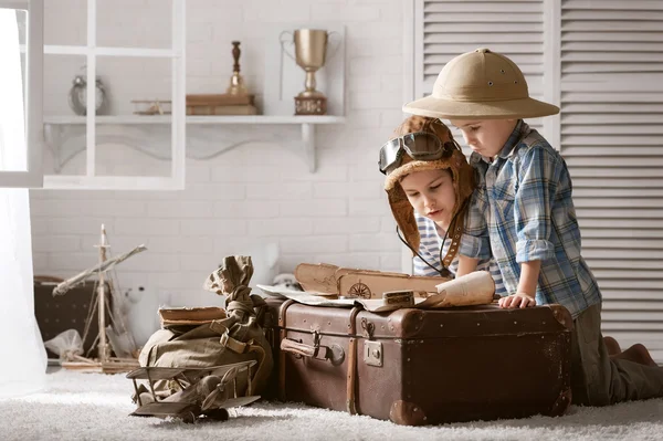 Jongens reizigers studeren kaarten en boeken — Stockfoto