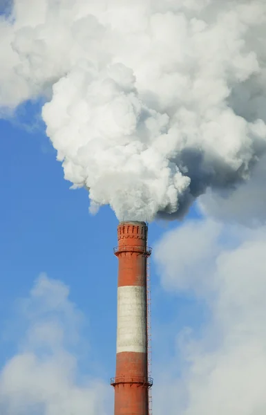 Rook afkomstig van industriële pijp — Stockfoto