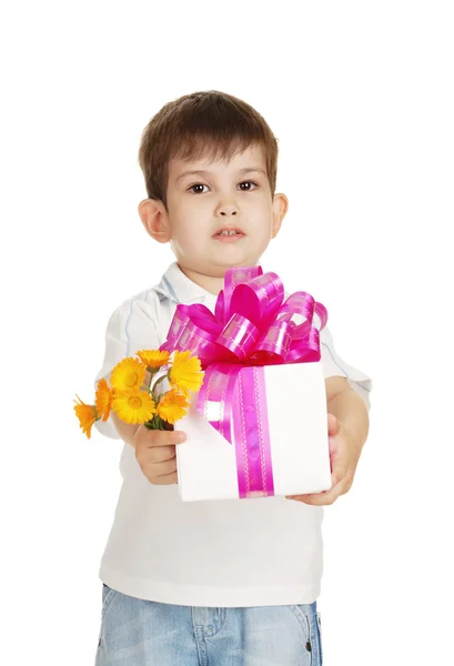 Niño con regalo — Foto de Stock