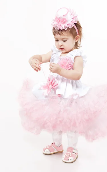 Kleines Mädchen in schönem rosa Kleid — Stockfoto