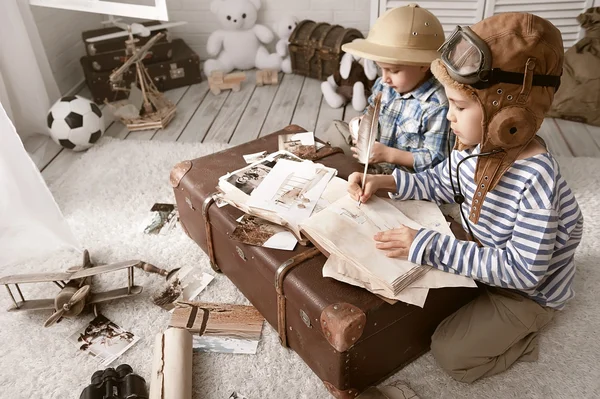 Jongens reiziger vullen hun reisboek — Stockfoto