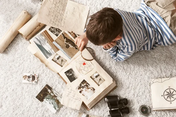 Studying boy traveler — Stock Photo, Image