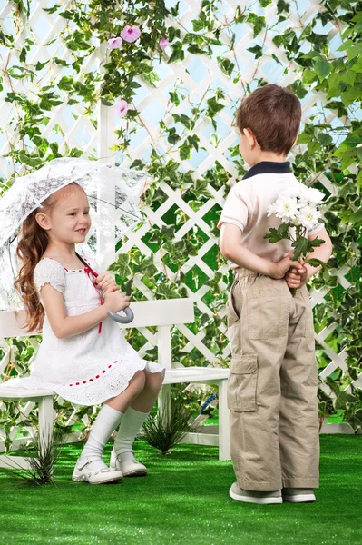 Rapaz dá flores a uma rapariga — Fotografia de Stock