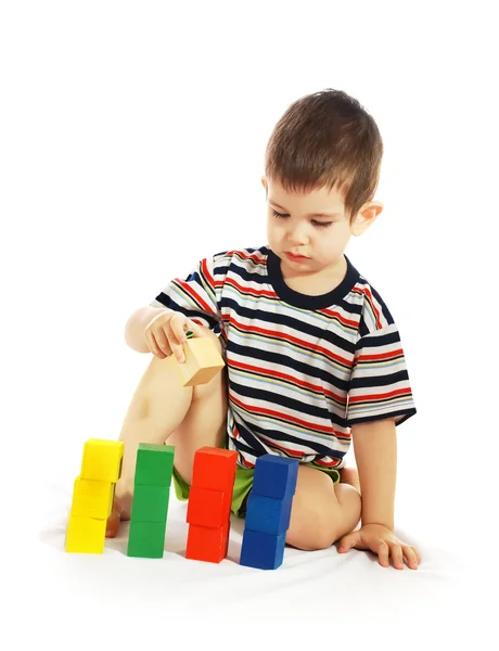 Menino brinca com cubos — Fotografia de Stock