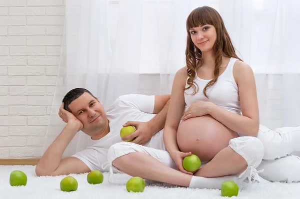Pareja esperando al bebé —  Fotos de Stock