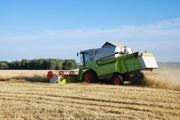 Combinar en el campo — Foto de Stock