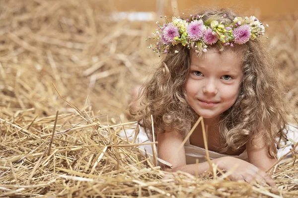 Ung flicka liggande i krubban — Stockfoto