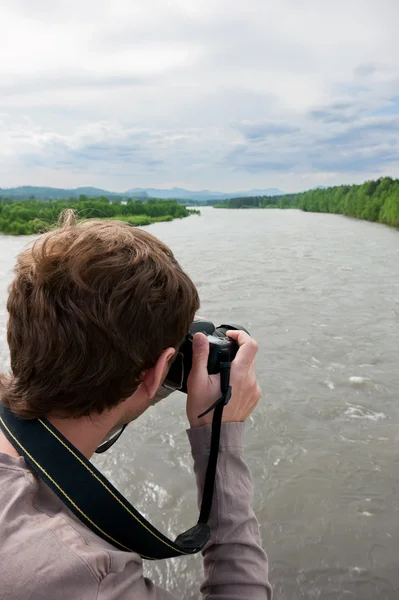 Fotograf robi zdjęcie rzeki — Zdjęcie stockowe