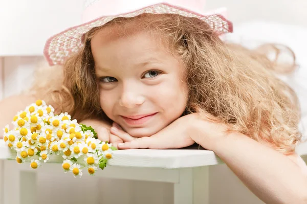 Mädchen mit Gänseblümchen — Stockfoto