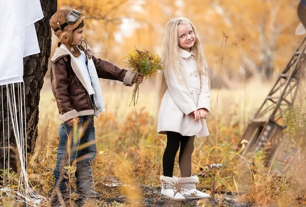 Menino e menina no campo — Fotografia de Stock