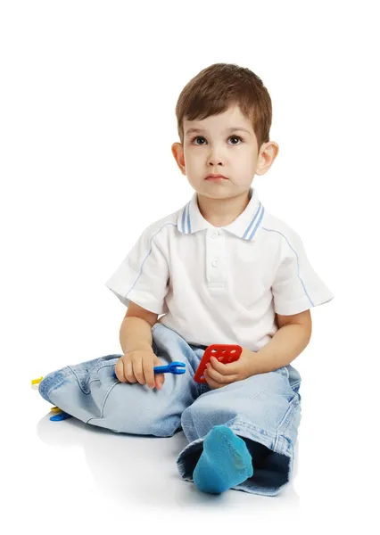 Kleine jongen speelt met speelgoed — Stockfoto