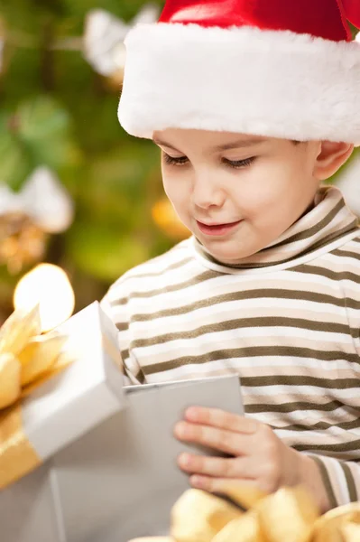 Enfant avec cadeaux — Photo