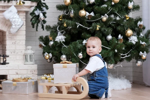 Niño cerca de árbol de Navidad —  Fotos de Stock