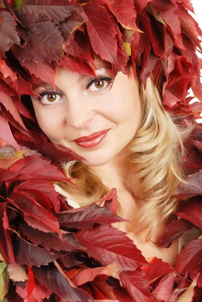 Kadın bir çelenk sonbahar yaprakları — Stok fotoğraf