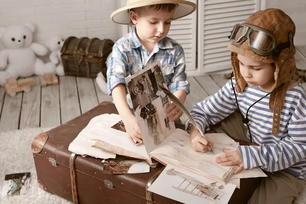 Rapazes viajantes preencher o seu livro de viagens — Fotografia de Stock