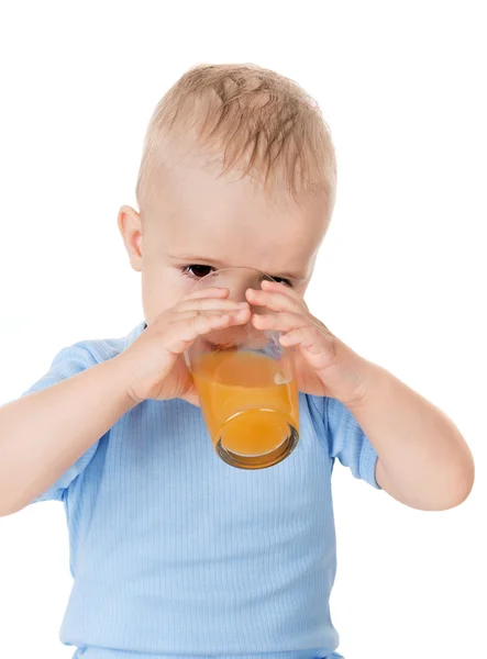Menino bebe suco — Fotografia de Stock