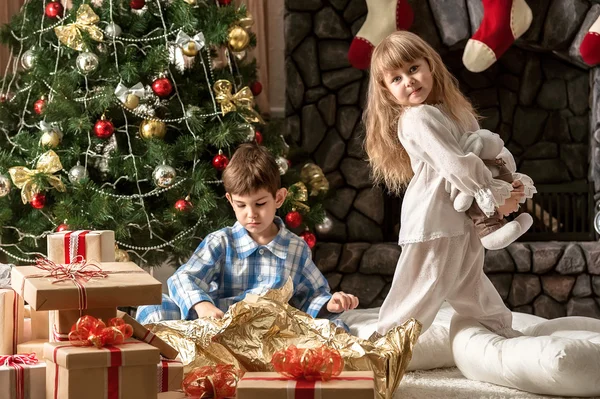 Kinderen in de ochtend van Kerstmis — Stockfoto