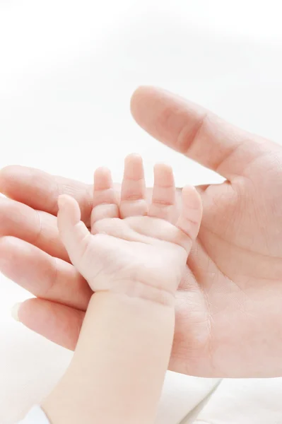 Hand van het kind in een hand van moeder — Stockfoto