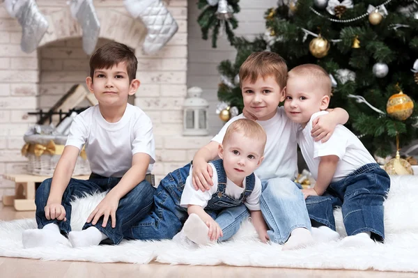 Bambini sotto l'albero di Natale — Foto Stock