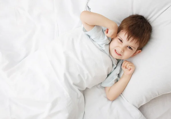 Chłopiec w łóżku — Zdjęcie stockowe
