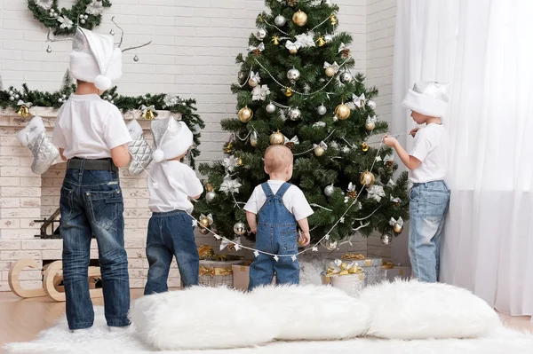 Kinder schmücken den Weihnachtsbaum — Stockfoto