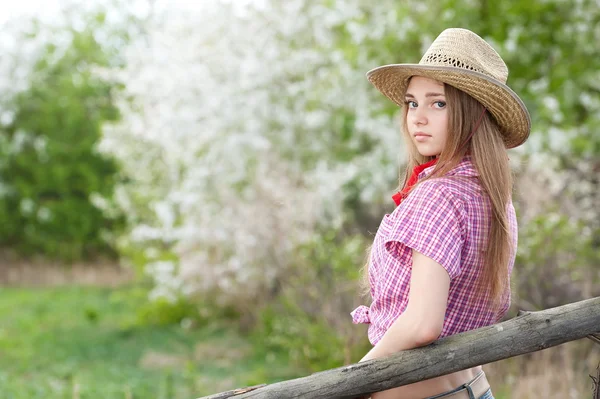 Kız - kovboy eski çitin yanında — Stok fotoğraf