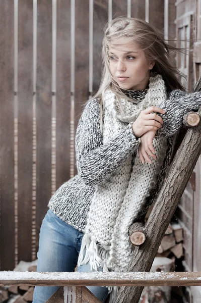 Meisje in een warme sjaal — Stockfoto