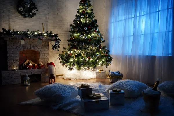 Julgran och öppen spis — Stockfoto