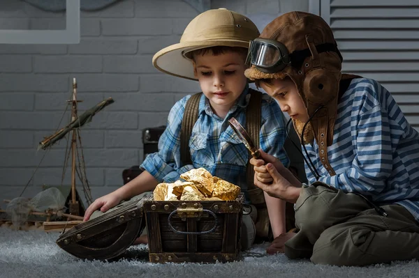 gece bu odada oynayan çocuk