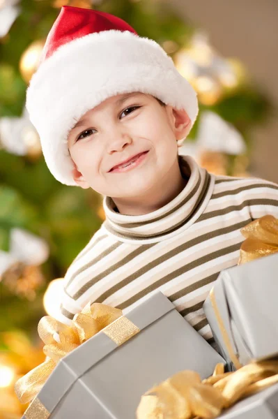 Niño con regalos — Foto de Stock