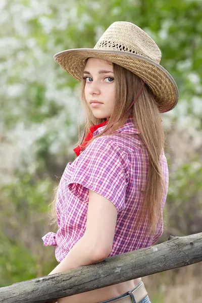 Menina - cowboy perto da cerca velha — Fotografia de Stock