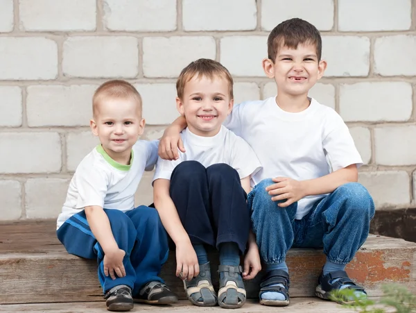 Drie jongens op de veranda — Stockfoto