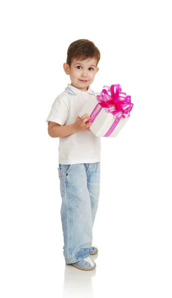 Pojke med gåva — Stockfoto