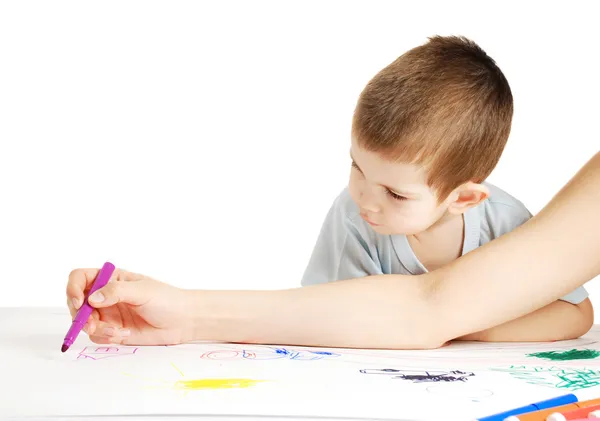 O menino desenha canetas coloridas de feltro — Fotografia de Stock