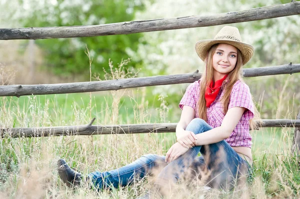 Mädchen - Cowboy am alten Zaun — Stockfoto