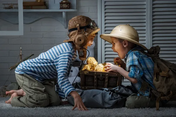 Childrens playing in th room at night — Stock Photo, Image