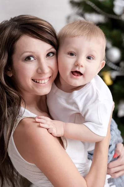 Gelukkige moeder met zoon — Stockfoto