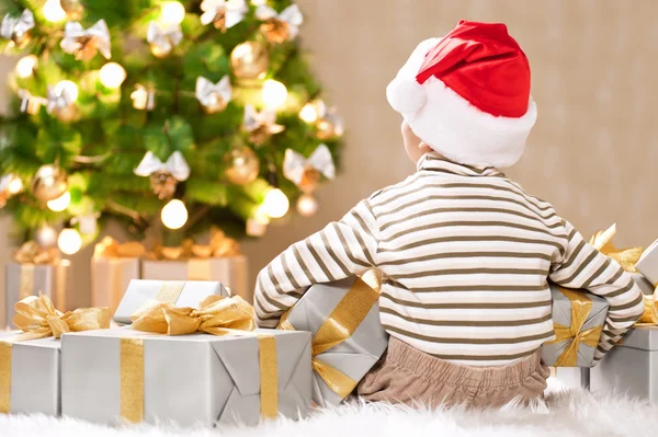 Ребёнок с подарками — стоковое фото