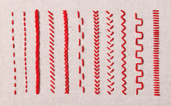 Вышитые нити на ткани
