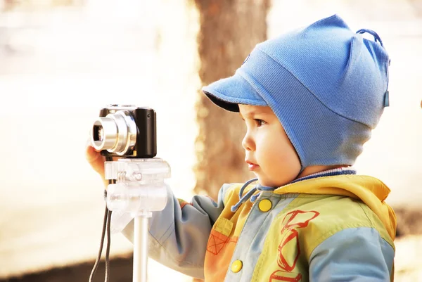 Il bambino fotografa su una natura — Foto Stock