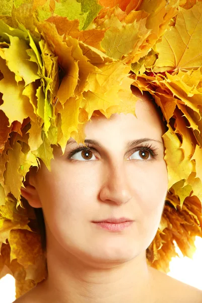 Kadın yaprakları ile — Stok fotoğraf
