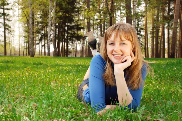 La muchacha descansa sobre la hierba —  Fotos de Stock