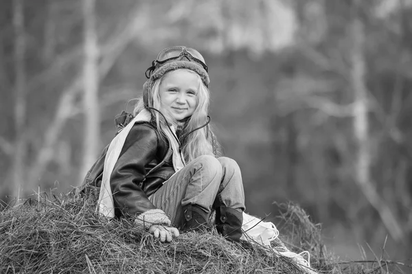 Niña con un paracaídas —  Fotos de Stock