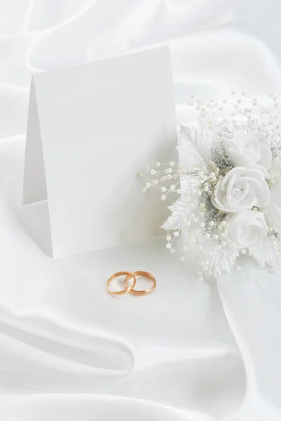 Приглашение на свадьбу с кольцами и букет — стоковое фото