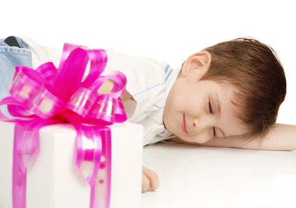 Jongen met cadeau — Stockfoto
