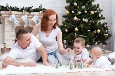 Aile Noel ağacının yakınında