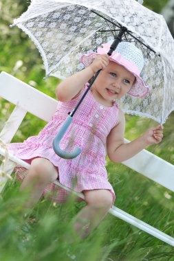 bir bankta bir şemsiye ile kız